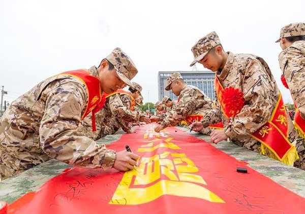 熱血青春獻(xiàn)國(guó)防 身披戎裝啟新程
